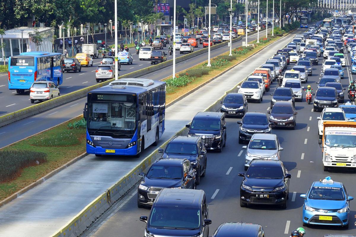 A Climate-friendly and Equitable Transport System